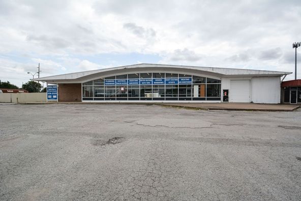 11212 E Admiral Pl, Tulsa, OK 74116